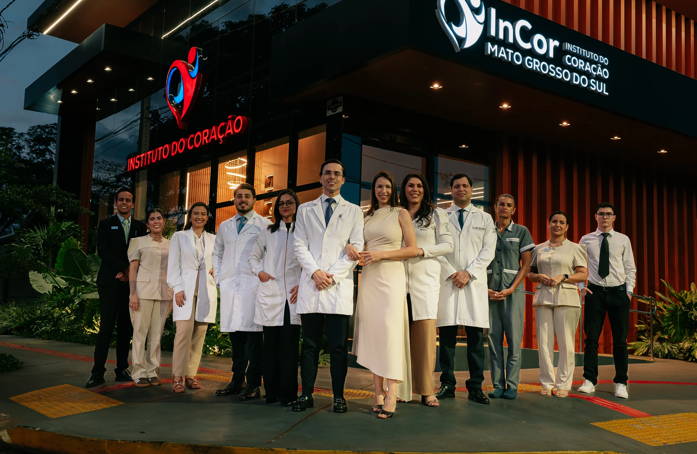 Equipe InCor em frente à clínica em Dourados-MS